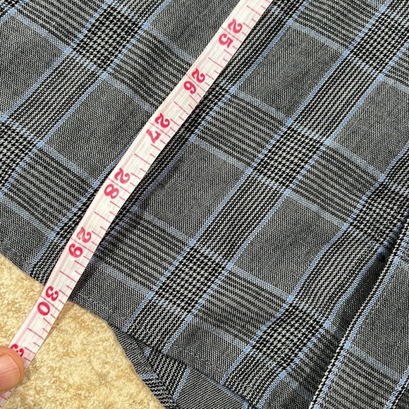 Van Heusen Men's Wrinkle Free Long Sleeve Button Down Shirt - Picture 9 of 10